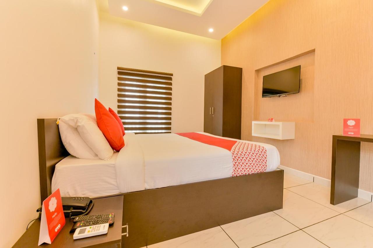 Hotel Vaccinated Staff - Oyo 15973 F Square Kochi Exteriér fotografie