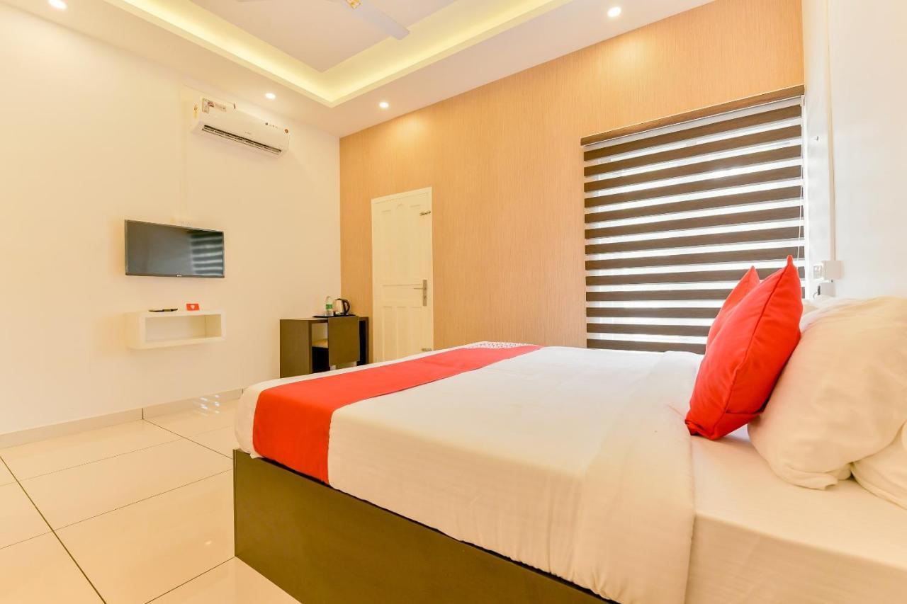 Hotel Vaccinated Staff - Oyo 15973 F Square Kochi Exteriér fotografie