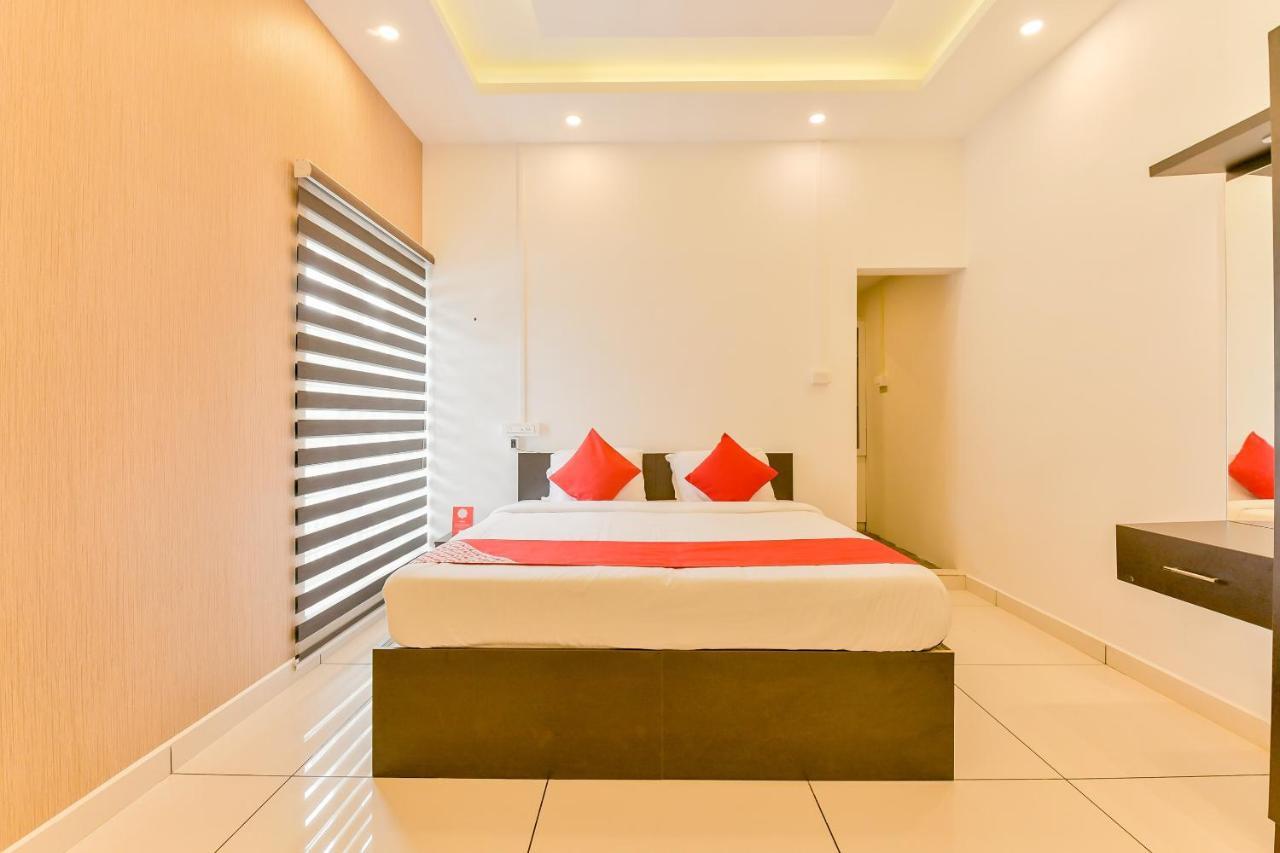 Hotel Vaccinated Staff - Oyo 15973 F Square Kochi Exteriér fotografie
