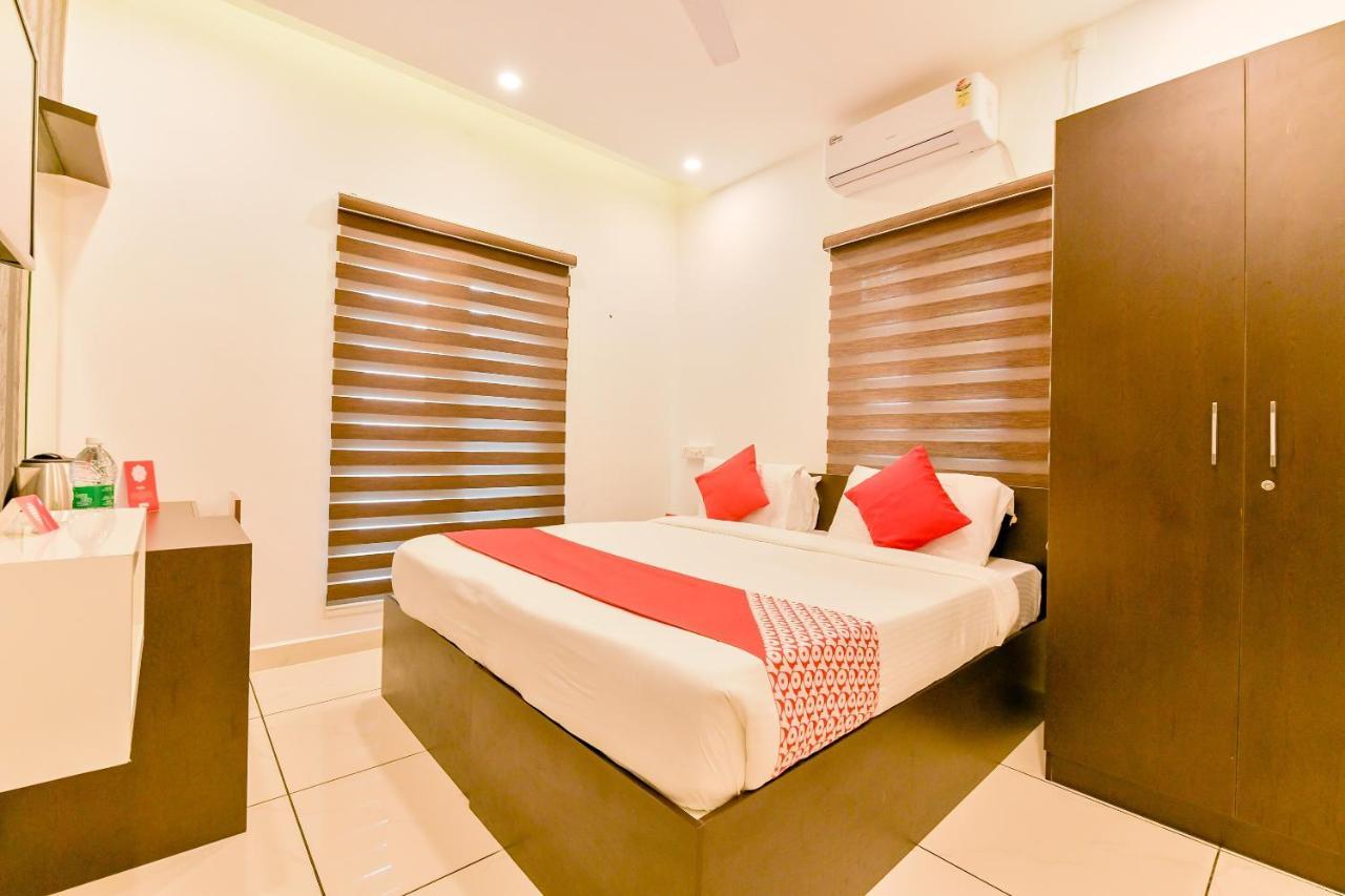 Hotel Vaccinated Staff - Oyo 15973 F Square Kochi Exteriér fotografie